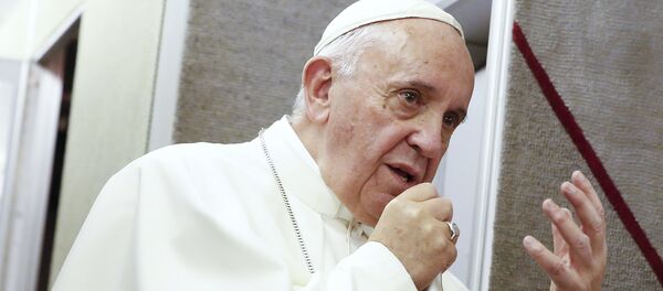Pope Francis talks aboard the papal plane while en route to Italy September 28, 2015. The pope left the United States on Sunday night, departing from Philadelphia International Airport on an American Airlines flight to Rome. - Sputnik Mundo