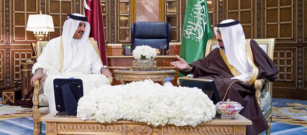 Emir de Catar Tamim Bin Hamad Al Zani y rey de Arabia Saudí, Salmán bin Abdulaziz Al Saúd - Sputnik Mundo