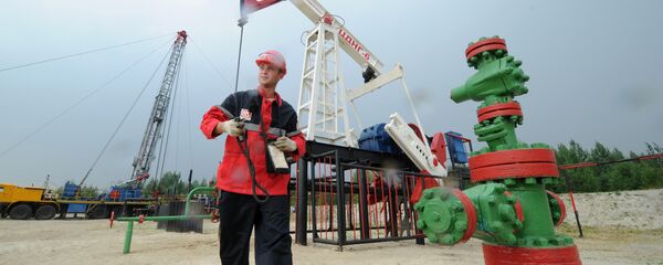 Extracción del crudo en la petrolera rusa - Sputnik Mundo