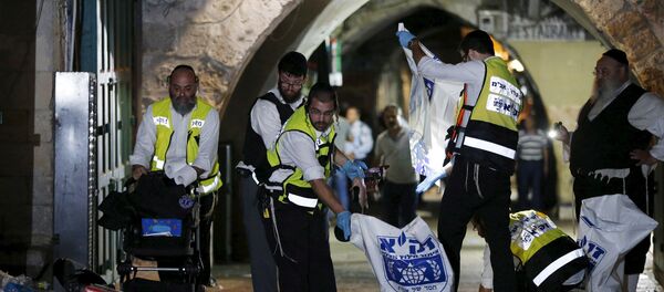 Miembros del equipo de rescate Zaka limpian la escena de la matanza de dos personas en la Ciudad Vieja de Jerusalén - Sputnik Mundo