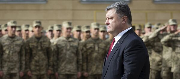 Petró Poroshenko y soldados ucranianos - Sputnik Mundo