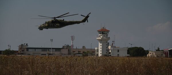 Helicópteros rusos vuelan sobre la base Hmeymim en Siria - Sputnik Mundo