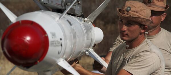 Personal de mantenimiento de aeronaves atiende aviones rusos Sukhoi en el aeródromo de Hmeymim en Siria - Sputnik Mundo