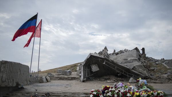 Bandera de Ucrania en Savur-Mohyla - Sputnik Mundo