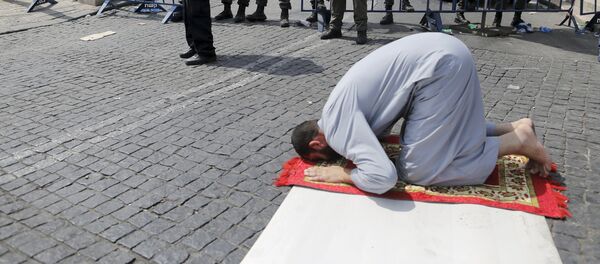 Un palestino reza afuera de la Ciudad Vieja de Jerusalén - Sputnik Mundo