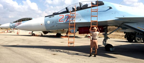 Cazas rusos Sukhoi Su-30 en el aeródromo de Hmeymim, Siria - Sputnik Mundo