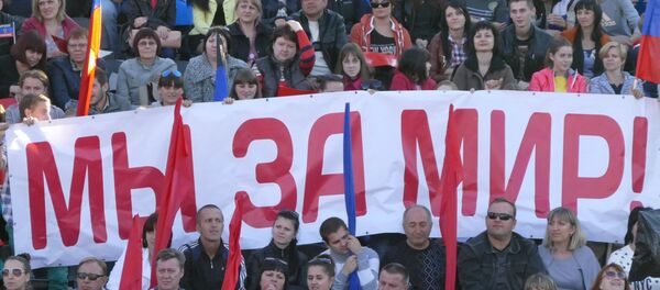 El foro electoral del movimiento 'República popular de Donetsk'. El cartel dice: 'Estamos por la paz' - Sputnik Mundo