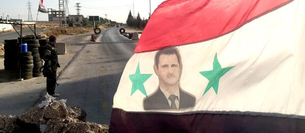 Bandera con una imagen de Bashar Asad Bandera con una imagen de Bashar Asad - Sputnik Mundo