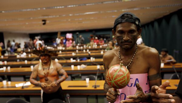 Los indígenas protestan en el Congreso Nacional de Brasil, el 5 de octubre, 2015 - Sputnik Mundo