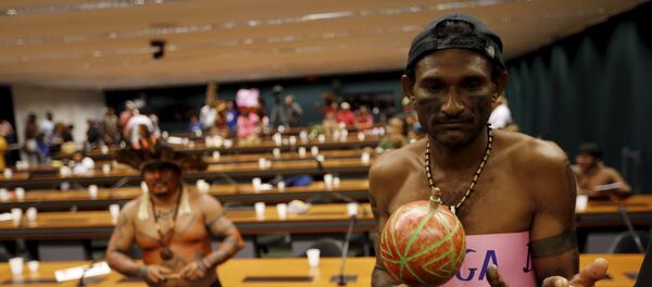 Los indígenas protestan en el Congreso Nacional de Brasil, el 5 de octubre, 2015 - Sputnik Mundo