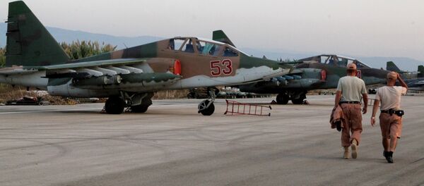 Aviónes Su-25 rusos en el aeródromo de Hmeymim en Siria - Sputnik Mundo