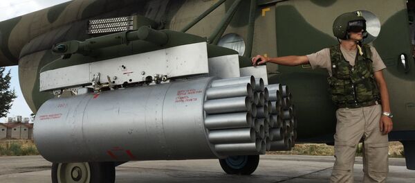 Piloto ruso al lado del helicóptero Mi-8AMTSh en el aeródromo de Hmeymim en Siria - Sputnik Mundo