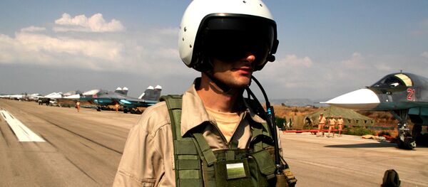 Piloto ruso en el aeródromo de Hmeymim en Siria - Sputnik Mundo