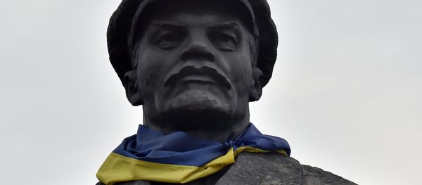 Estatua de Lenin con la bandera de Ucrania - Sputnik Mundo
