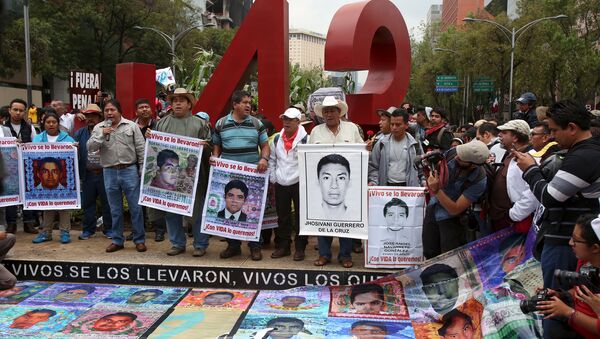 Los padres de los estudiantes desaparecidos durante las protestas (archivo) - Sputnik Mundo