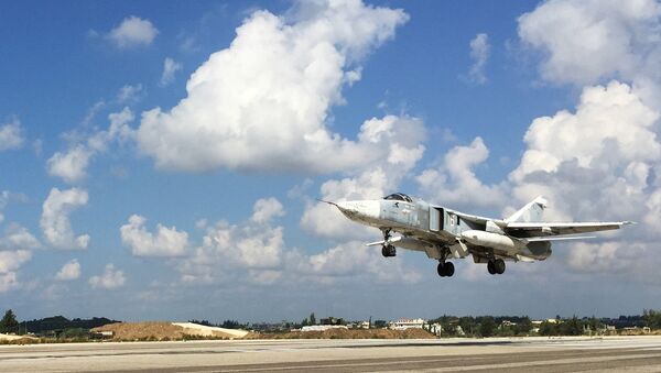 Bombardero ruso Sukhoi Su-24 en el aeródromo de Hmeymim, Siria - Sputnik Mundo