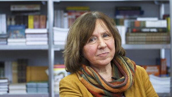 Svetlana Alexievich, laureada con el premio Nobel de Literatura 2015 - Sputnik Mundo