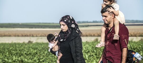 Familia de refugiados - Sputnik Mundo