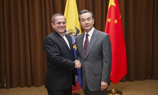 Canciller ecuatoriano Ricardo Patiño con el ministro de Relaciones Exteriores de China, Wang Yi - Sputnik Mundo