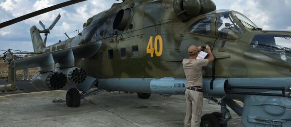 Helicóptero Mi-24 ruso en el aeródromo de Hmeymim en Siria - Sputnik Mundo
