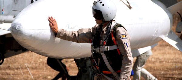 Piloto ruso en el aeródromo de Hmeymim en Siria - Sputnik Mundo