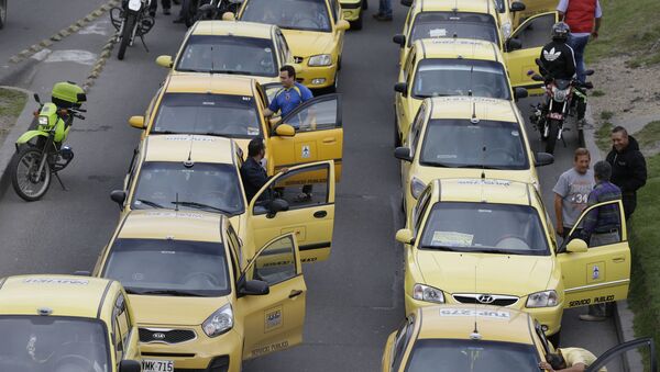 Protesta contra el servicio Uber en Bogotá (archivo) - Sputnik Mundo