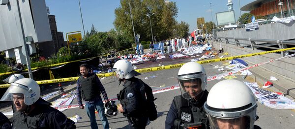La policía forense examina el lugar del atentado en Ankara - Sputnik Mundo