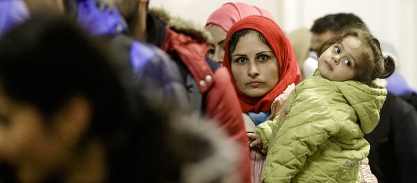Una refugiada con su hija en la estación Berlín-Schoenefeld - Sputnik Mundo