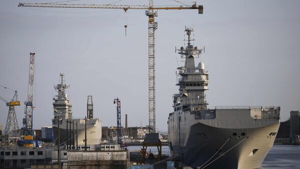 Portahelicópteros Mistral en el astillero de Saint-Nazaire, Francia - Sputnik Mundo