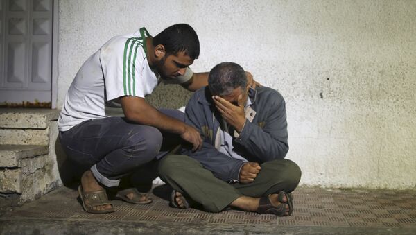 Relatives react outside a hospital morgue after a three-year-old Palestinian girl and her mother were killed after their house was brought down by an Israeli air strike in Gaza - Sputnik Mundo