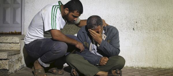 Relatives react outside a hospital morgue after a three-year-old Palestinian girl and her mother were killed after their house was brought down by an Israeli air strike in Gaza - Sputnik Mundo