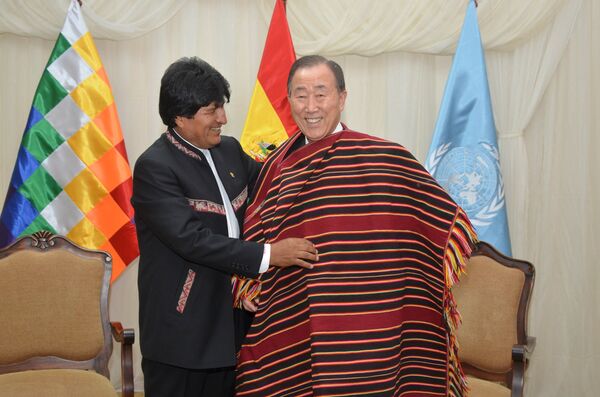 Bolivia's President Evo Morales arranges a Tarabuco's poncho to U.N. Secretary-General Ban Ki-moon at the World People's Conference on Climate Change - Sputnik Mundo
