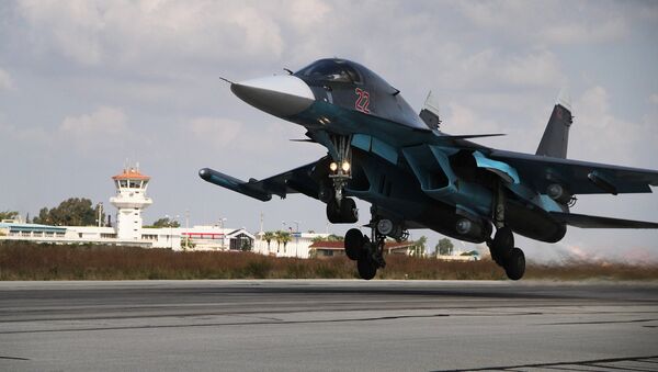 Su-34 ruso despega desde la base aérea de Hmeymim en Siria (archivo) - Sputnik Mundo