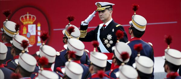 Felipe VI durante el desfile militar con motivo del Día de la Hispanidad en 2015 - Sputnik Mundo