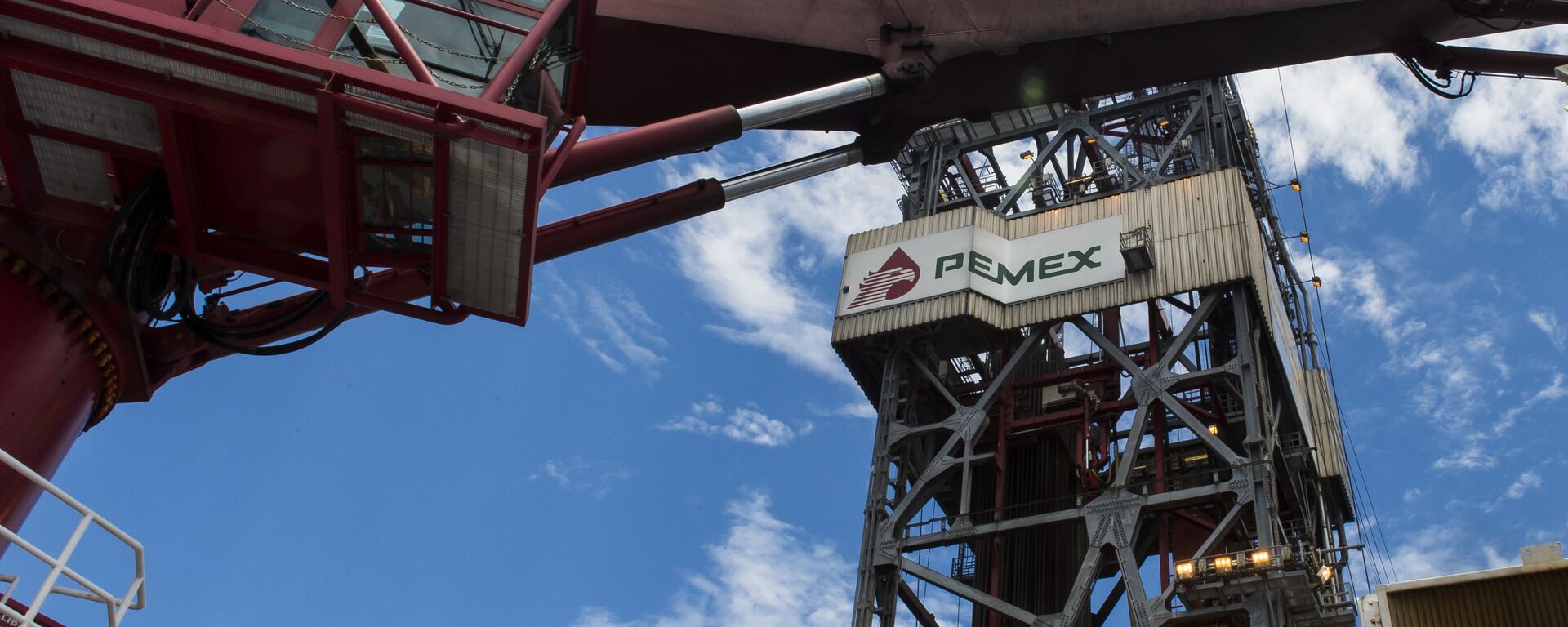 The drilling tower of La Muralla IV exploration oil rig, operated by Mexican company Grupo R and working for Mexico's state-owned oil company PEMEX, in the Gulf of Mexico on August 30, 2013 - Sputnik Mundo, 1920, 19.03.2022