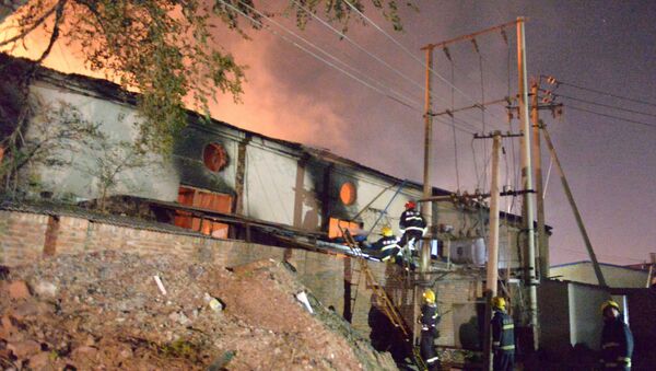 Bomberos están cerca del almacén en Tianjin, China - Sputnik Mundo