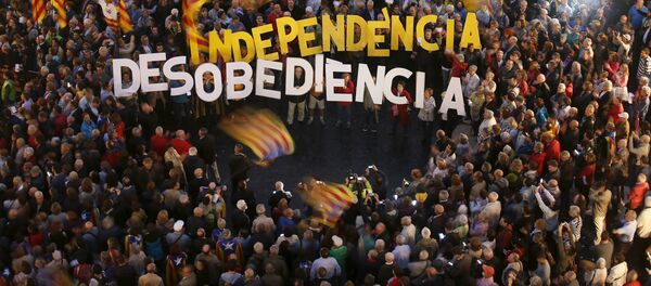 People protest against the decision by Catalonia's Supreme Court regarding the 9N consultation at Sant Jaume square in Barcelona - Sputnik Mundo
