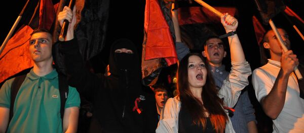 Jóvenes ucranianos con las banderas del Ejército Insurgente Ucraniano (UPA) Jóvenes ucranianos con las banderas del Ejército Insurgente Ucraniano (UPA) - Sputnik Mundo