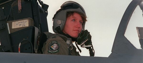 Первая женщина-пилот на истребителе F-15E в США Джинни Флинн - Sputnik Mundo