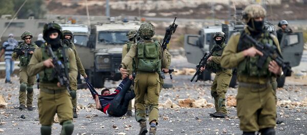 Soldados israelíes detienen un protestante palestino - Sputnik Mundo