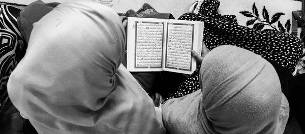 Mujeres leen el Corán Mujeres leen el Corán - Sputnik Mundo