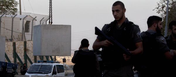 La policía empieza a implementar las medidas del Gobierno en Jerusalén - Sputnik Mundo