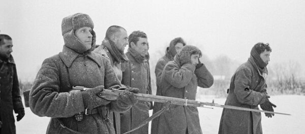 Soldado del Ejército Rojo acompaña los prisioneros de la División Azul española - Sputnik Mundo