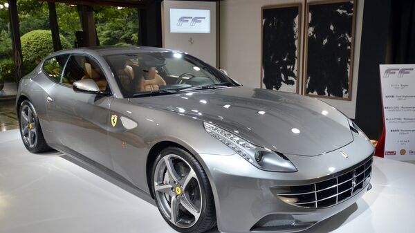 Un Ferrari FF de color gris plateado (archivo) - Sputnik Mundo