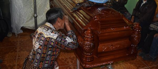 Un hombre llora sobre el ataúd del alcalde Bacilio Juracán - Sputnik Mundo