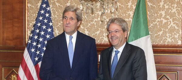 Secretario de Estado de EEUU, John Kerry (izda.) y ministro de Asuntos Exteriores de Italia, Paolo Gentiloni - Sputnik Mundo