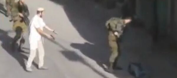 Un colono israelí después de matar a un joven palestino en Hebrón - Sputnik Mundo