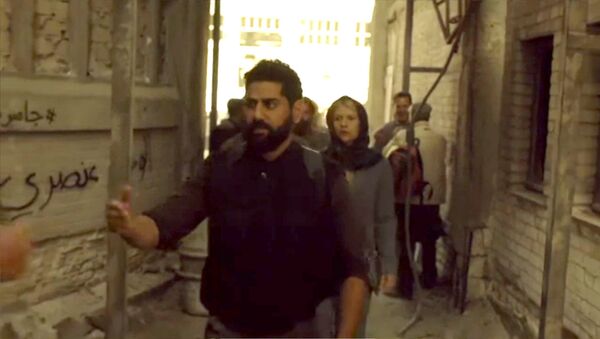 Esta semana, varios artistas árabes contratados por la productora de Homeland sabotearon la nueva temporada de la serie al escribir en las paredes del escenario: Homeland es racista, Homeland es una broma que no nos hace reír, La situación no es creíble, entre otros emblemas - Sputnik Mundo