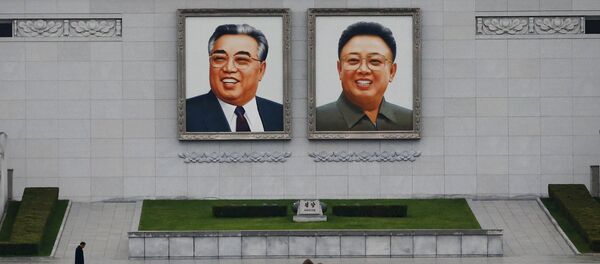 Retratos del fundador de Corea del Norte Kim Il-sung y el ex líder Kim Jong-il en Pyongyang - Sputnik Mundo