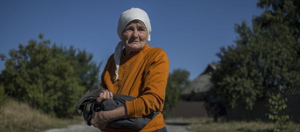 Una habitante de la región de Donetsk - Sputnik Mundo